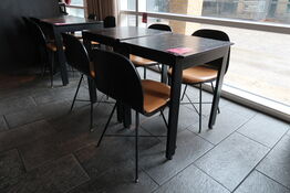 2 stk. Henning Larsen design borde med 4 stole