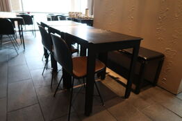 3 stk. Henning Larsen design borde med 4 stole & 1 bænk