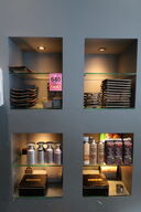 16 hylder med indhold 