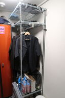 Reol med indhold + tøm toilettet 