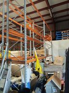 Lagerreol uden indhold