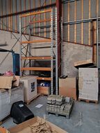 Lagerreol uden indhold