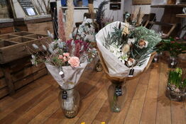 2 stk. buketter i vaser