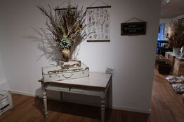 2 stk. metalkasser, bord m.m.