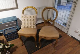 2 stk. stole, bænk, 2 stk. metalkasser samt beholder