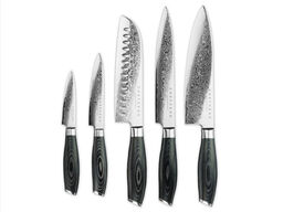 Stort knivsæt udført i 67 lags Damaskus stål.