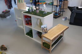 Bænk samt 2 stk. reoler med indhold 