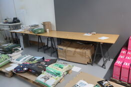 2 stk. borde uden indhold