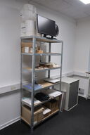 Reol med indhold, skab samt printer EPSON