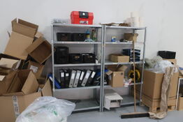 2 stk. reoler med indhold