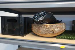 Kunstgræs, kasse, træblok m.v. 