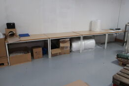 4 stk. borde med indhold på bordet samt under bordet