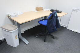 El. hæve/sænke skrivebord samt kontorstol