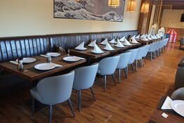 4 borde, 12 nye stole samt 5 bænke