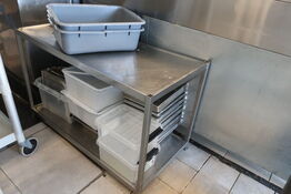 Stålbord med kantiner