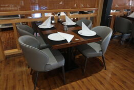 3 borde og 12 nye stole