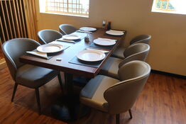 2 borde og 6 nye stole