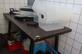 Bord samt indhold ovenpå bordet