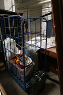 Opbevaringsvogn med jerry cans, radiator, sikkerhedshjelme m.m.