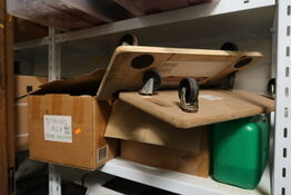 Møbelhunde, dunke samt kasse med rekvisitter