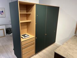 Skab med Grønne Skydelåger