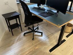 Hæve/sænkebord Grønt + Kontorstol  + Kommode