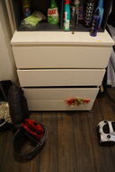 Reol med indhold af diverse frisørartikler