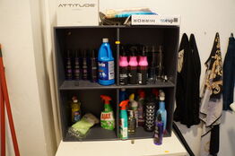 Reol med indhold af diverse frisørartikler