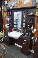 Vægmonteret møbel med spejl inkl. Indhold