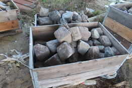 2 paller med brosten