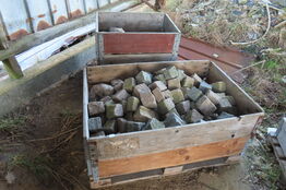 2 paller med brosten