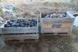 2 paller med brosten