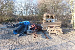 Diverse paller, pvc rør mv.