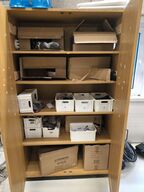 Skab med arbejdshandsker og sikkerhedsbriller