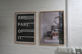 2 stk. indrammede plakater