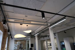 Skinne med ca. 20 stk. spots/LED-Skinner