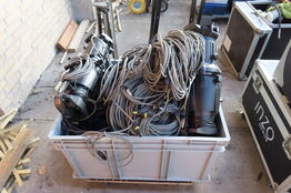 2 stk lamper samt diverse kabler