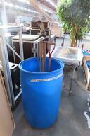 3 malerier, 2 rullevogne, haveredskaber og 2 blomster