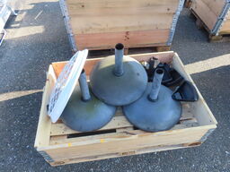 3 stk parasolfødder samt et ur