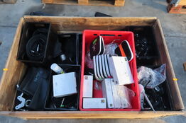 Palle med diverse mikrofoner ledninger og tilbehør