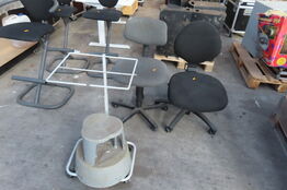 2 stk kontorstol samt skraldestativ og elefantfod