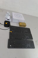 3 stk tastaturer samt webcam og dockstation