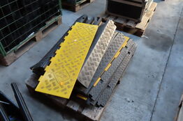 9 stk kabelbeskyttere.