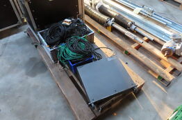 Palle med diverse ledninger og 3 stk forstærkere