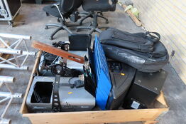 Palle med diverse røgmaskiner, højtaler, skærme mv.