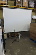 Projektionslærred ELITE SCREENS samt mikrofonstativ