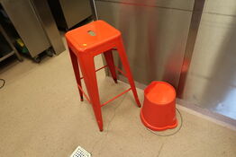 Barstol, skraldespand samt spand