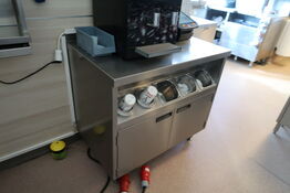 Rustfri stålbord med indhold (espressomaskine medfølger ikke)