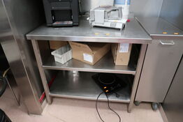 Rustfri stålbord med indhold (maskiner medfølger ikke)