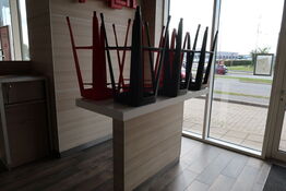 Barbord med 6 stk. barstole